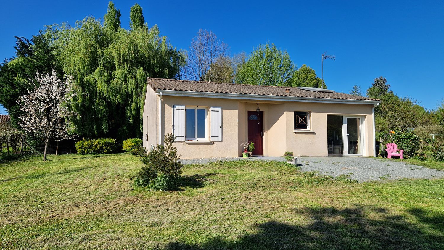 À 10 MIN DE LANGON - MAISON DE PLAIN PIED - 2 CHAMBRES + 1 BUREAU - JARDIN 900 M2