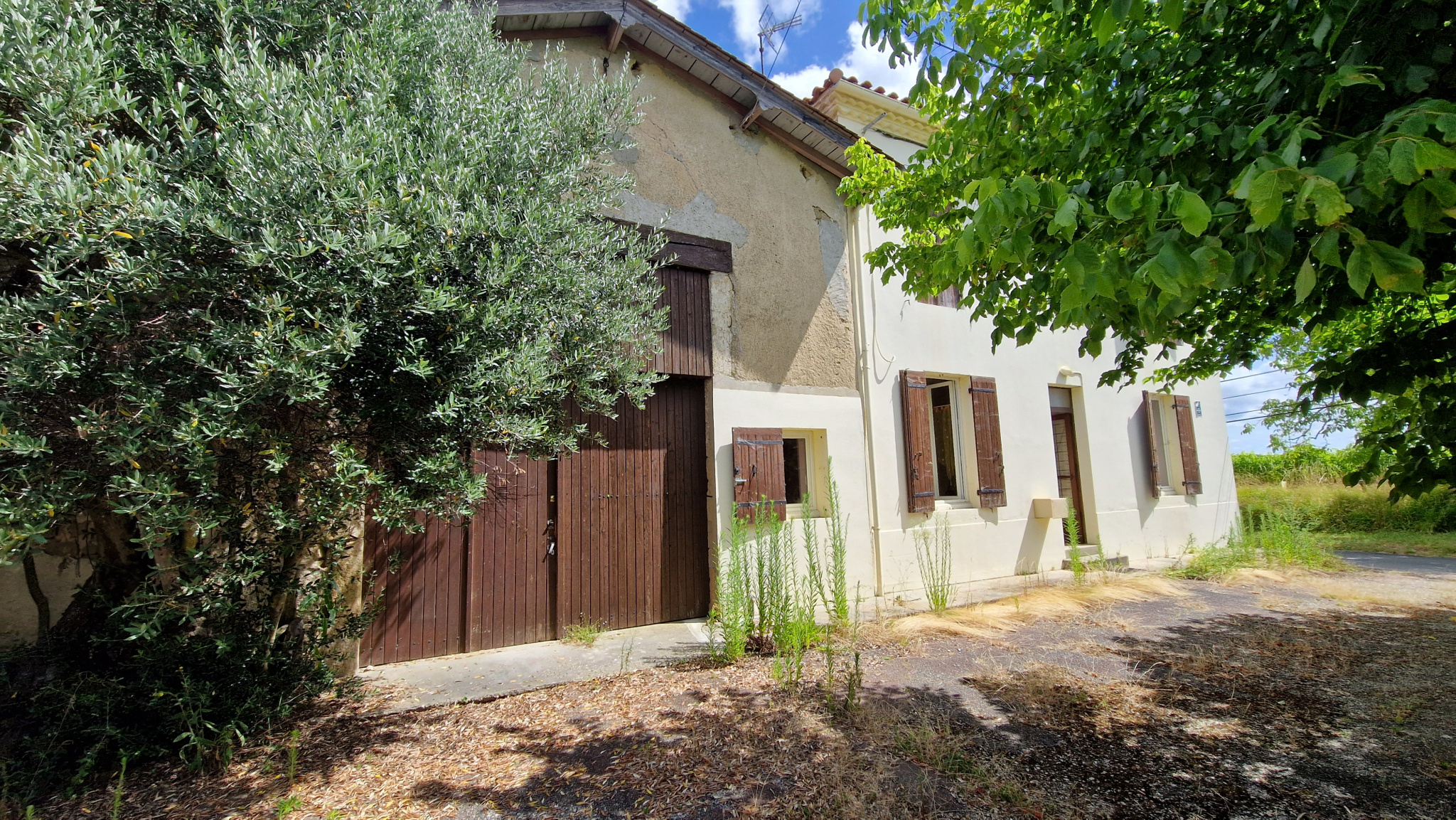 PROCHE ST MACAIRE - MAISON EN PIERRE 140 M2 - DEPENDANCES