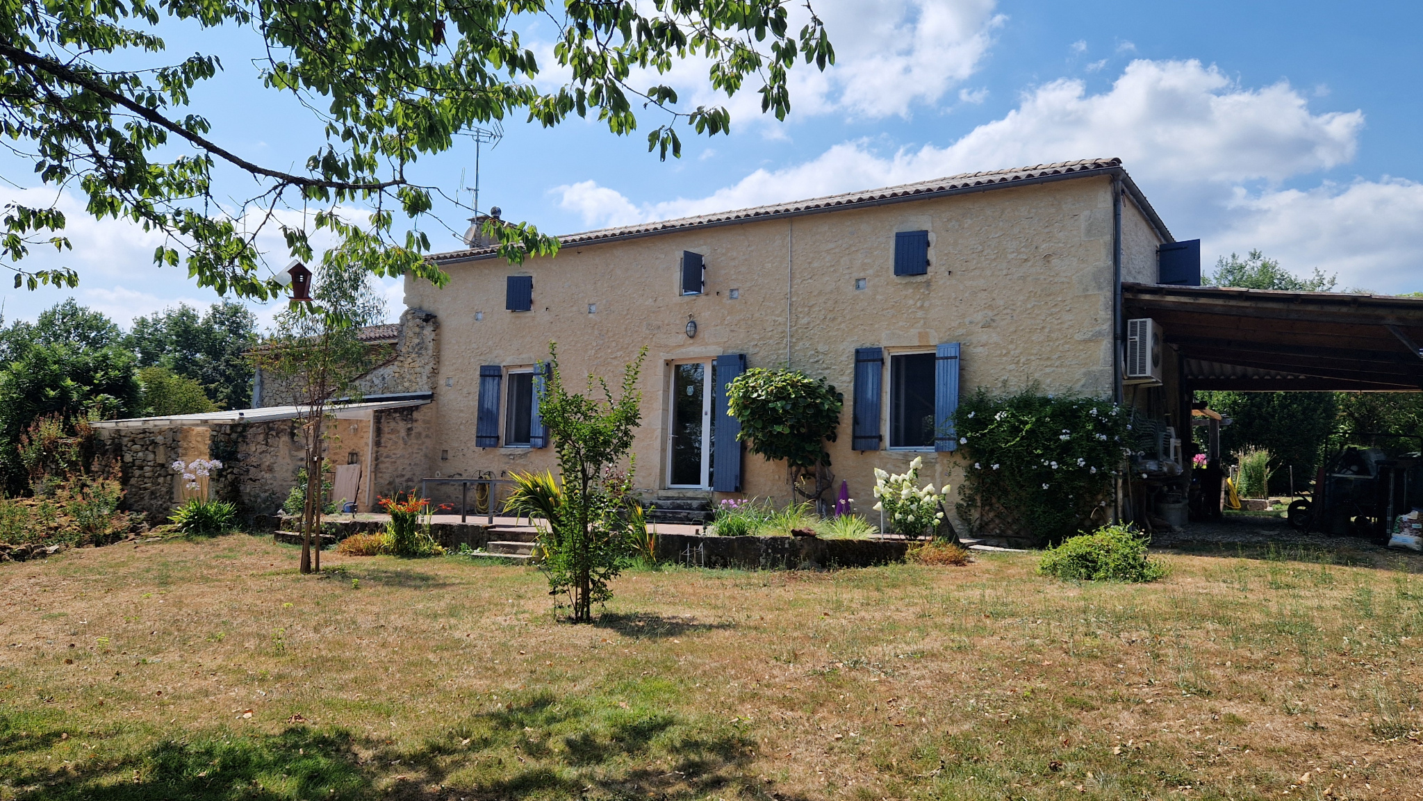 10 MIN DE SAUVETERRE DE GUYENNE - MAISON EN PIERRE 160 M2 - TERRAIN 3900 M2